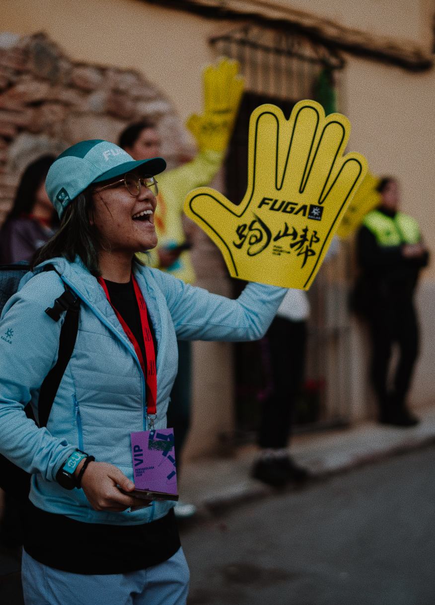 Aficionada animando con una mano de espuma amarilla de FUGA Penyagolosa Trails