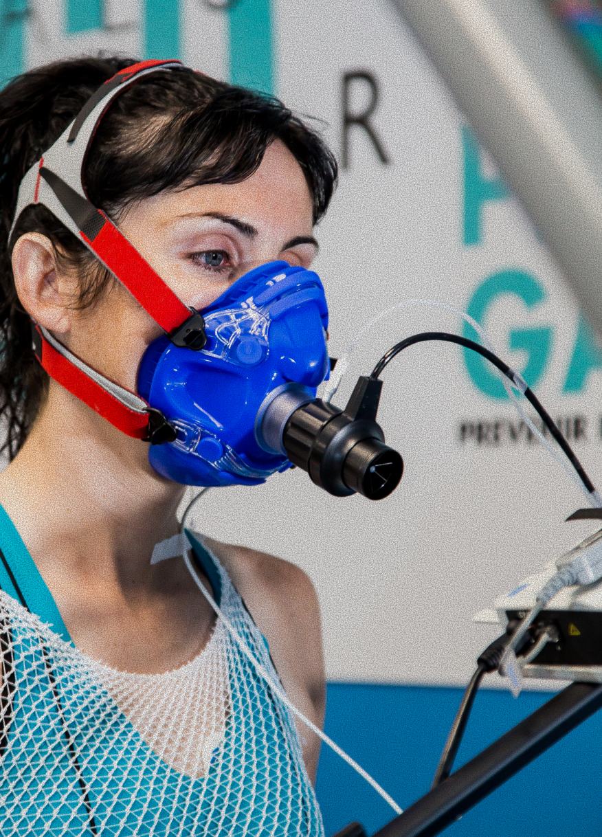 Corredora de perfil con una máscara de medición respiratoria